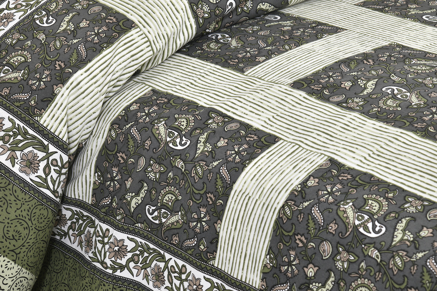 95/108 Mira Viscose Mix Large King Size Double Bedsheet with 2 Pillow Covers, Soft & Wrinkle-Resistant Fabric - HLB13
