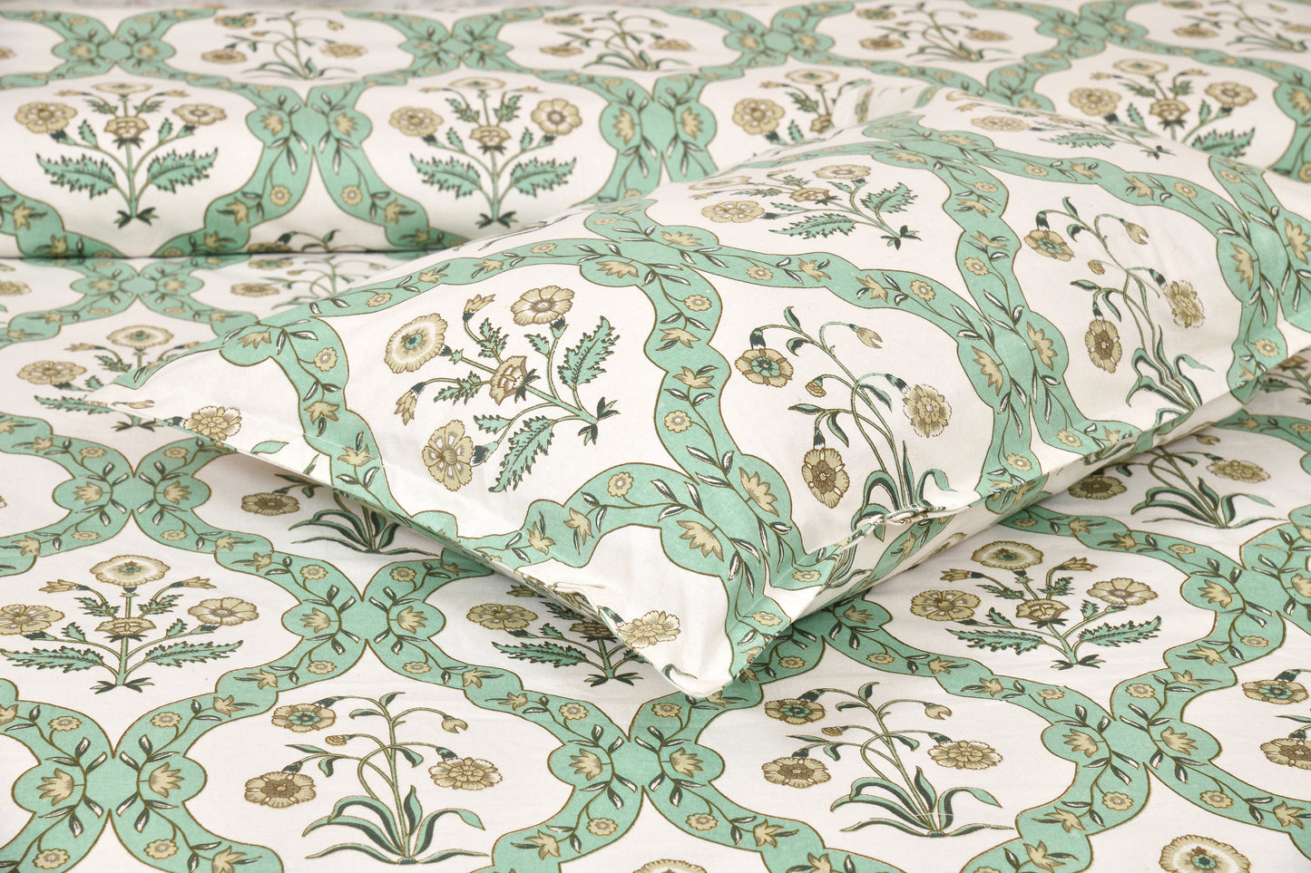 100/108 Pushpa Viscose Mix Super King Size Double Bedsheet with 2 Pillow Covers, Floral Design & Premium Comfort - HLB31