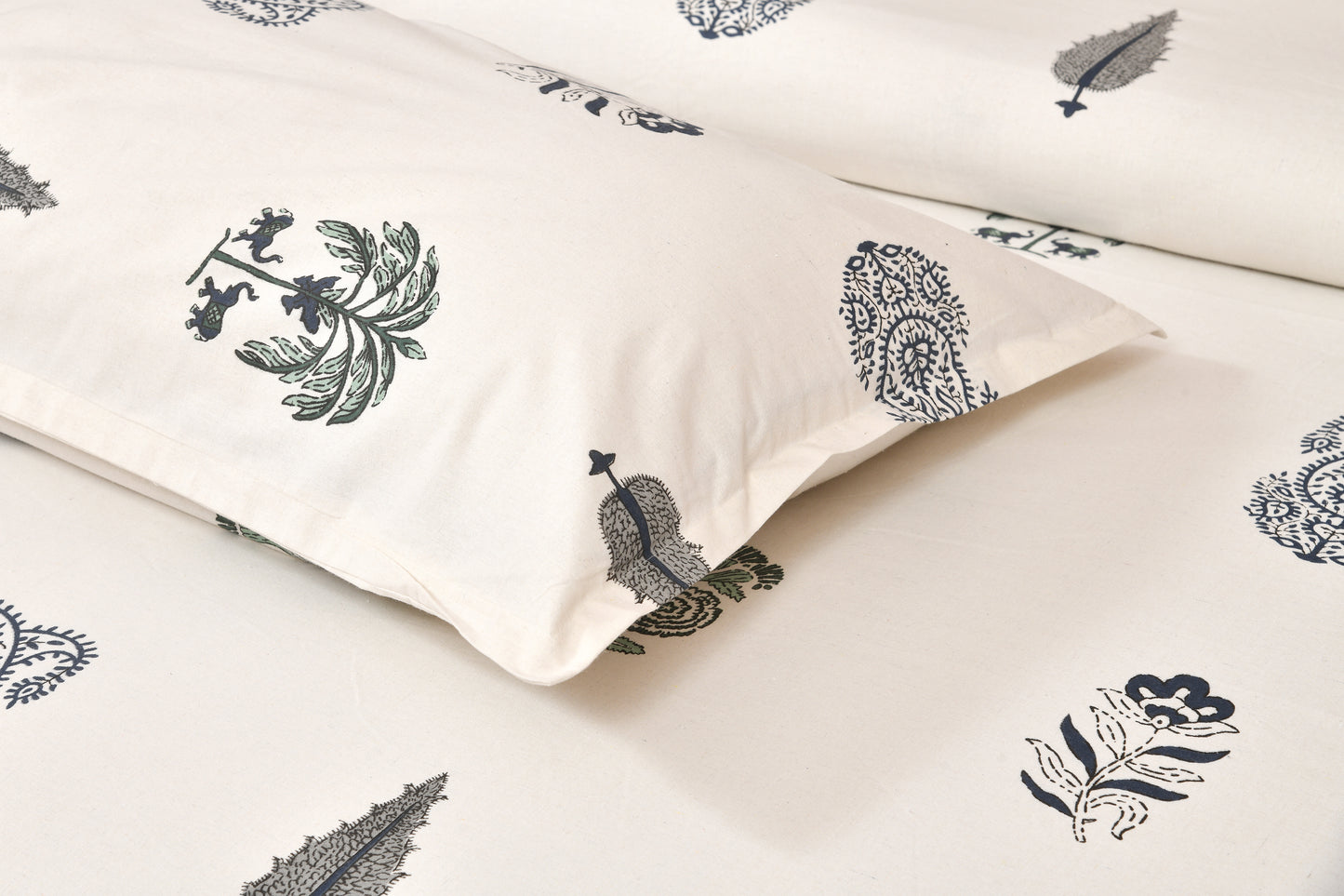 100/108 Pushpa Viscose Mix Super King Size Double Bedsheet with 2 Pillow Covers, Floral Design & Premium Comfort - HLB31