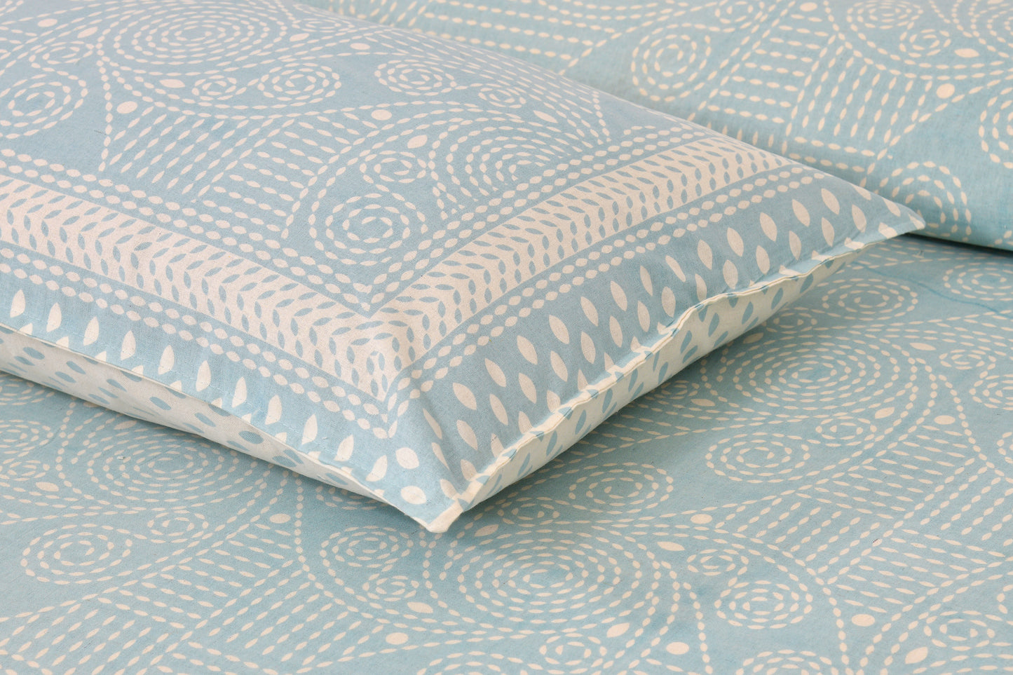 100/108 Sui Dhaga Viscose Mix Super King Size Double Bedsheet with 2 Pillow Covers, Smooth Texture & Long-Lasting Comfort - HLB25